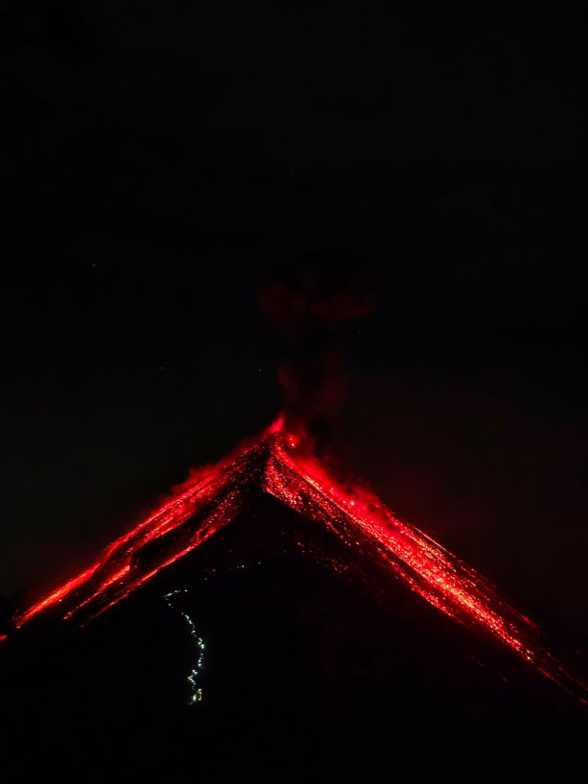 Grupo realizando senderismo en volcán Acatenango Guatemala